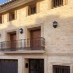 Revestimiento Travertino envejecido con moldura Alcudia